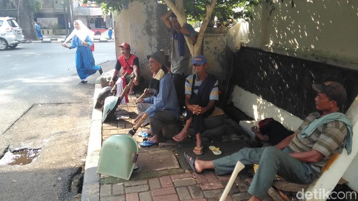 Jarmin (69) sang kuli sindang, nyaris kepala tujuh tapi masih bekerja. Nongkrong bersama rekan-rekan kuli sindang di kawasan TMP Kalibata. (Adhi Indra Prasetya/detikcom)