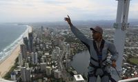Berpose dengan pemandangan perkotaan dan pantai yang cantik (Skypoint Climb)
