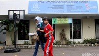 Anak-anak yang ingin membuat paspor turut ditemani orangtuanya.