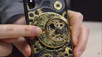 Bagi yang penasaran, jam yang ada di bagian belakang itu memang berfungsi dan berdetik. Foto: YouTube/Unbox Therapy