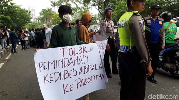Gelar Aksi Tuntut Maaf Prabowo Lagi, Massa Ini Lakukan Sujud Berjamaah