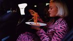 Manis Banget! Ini Zara Larsson Saat Menikmati Minuman Favoritnya
