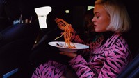 Kali ini Zara nekat makan spaghetti di mobil. Katanya ia sedang buru-buru dan mau menghabiskan sisa spaghetti yang belum dihabiskannya di kamar. Foto: Instagram zaralarsson
