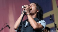 Selain itu, sejumlah musisi tanah air turut serta meramaikan sebagai bintang tamu acara itu diantaranya Cupumanik, Navicula, Kawan Lama, dan Hivi!.
