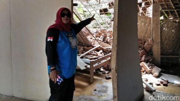 Longsor merusak rumah warga/