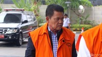 Setyono merupakan tersangka kasus suap terkait pengadaan barang dan jasa di lingkungan Pemkot Pasuruan Tahun Anggaran 2018.