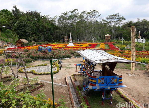 Ada juga andong, tapi tidak beserta kudanya dan juga ayunan sebagai penghias taman. (Pradito/detikTravel) Ada juga andong, tapi tidak beserta kudanya dan juga ayunan sebagai penghias taman. (Pradito/detikTravel)