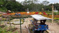 Ada juga andong, tapi tidak beserta kudanya dan juga ayunan sebagai penghias taman. (Pradito/detikTravel)