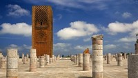 Dilihat detikTravel dari video prewedding pasangan Jusup Maruta Cahyadi dan Clarissa Wang, Jumat (30/1/2018), Hassan Tower di Maroko, Afrika jadi destinasi pertama mereka. Menara masjid yang belum usai ini memang begitu cantik dan kerap jadi tujuan wisatawan (Getty Images)  