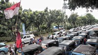 Para sopir bajaj itu memarkirkan bajajnya di sepanjang jalan tersebut.