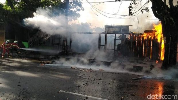 Kebakaran 5 kios warung di Pantura, Pekalongan. 