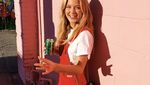 Manis Banget! Ini Zara Larsson Saat Menikmati Minuman Favoritnya