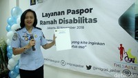 Dalam acara ini Felusia Sengky Ratna, Kabid Pelayanan dan Verifikasi Dokumen Perjalanan Kantor Imigrasi Jakarta Barat memberikan buku persyaratan dan tatacara pembuatan buku paspor versi huruf braile.