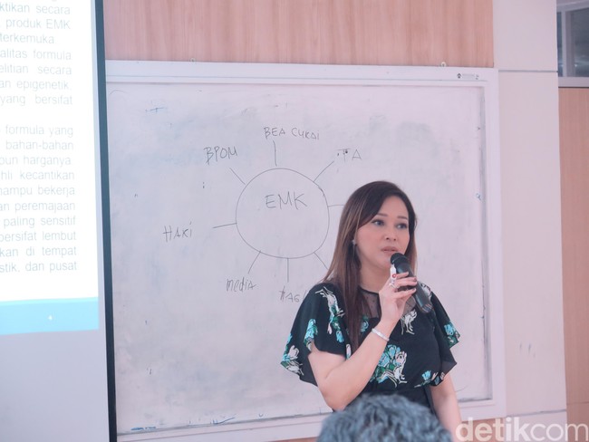 Maia Estianty menjadi dosen tamu Universitas Indonesia. Ia pun berkesempatan untuk berbagi ilmu untuk mata kuliah Kepemimpinan dan Pengembangan Kelompok kepda mahasiswa Ilmu Komunikasi angkatan 2016. Foto: Rahmi Anjani/Wolipop