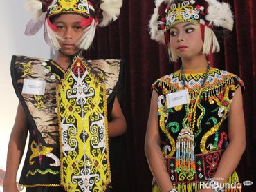 10 Potret Aksi Anak  anak  dalam Balutan Busana Adat  Indonesia