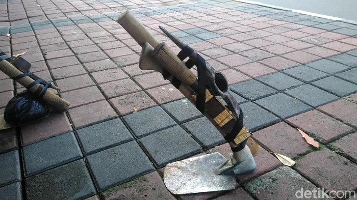 Cangkul dan Belencong, alat kerja kuli sindang. (Adhi Indra Prasetya/detikcom)