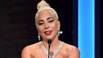 Masih Baper, Lady Gaga Nangis saat Beri Bradley Cooper Piala