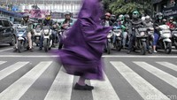 Surat dikirim ke alamat pemilik kendaraan melalui PT Pos Indonesia atau surat elektronik maksimal tiga hari usai melakukan pelanggaran.
