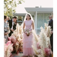 Karakter Mandy yang manis terlihat lewat pilihan gaun ruffle Rodarte. Hand bouquet bernuansa pink di tangan menyempurnakan penampilannya. Foto: Dok. Instagram @mandymooremm