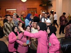 Temani Jokowi ke Asrama Haji, Rommy Dikerubuti Emak-emak