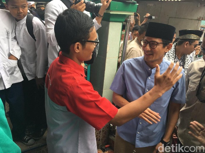 Sandiaga Salat Jumat di Kapuk Cengkareng Sebelum Kampanye