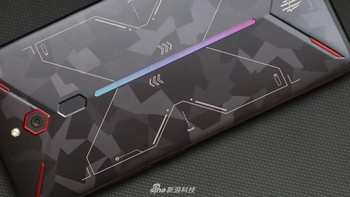 Memiliki opsi RAM 6 GB, 8 GB dan 10 GB. Foto: Sina Mobile