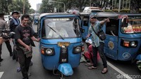 Ketua Batas, Aris Fazani, mengaku menerima banyak keluhan dari sopir terkait pasokan BBG yang dinilai sangat terbatas dan sejumlah SPBG yang rusak di Jakarta.
