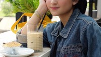 Life happens, coffee helps, tulis Amanda pada postingan fotonya ini. Ia terlihat sedang menikmati segelas es kopi susu dan camilan bertabur keju. Foto: Instagram
