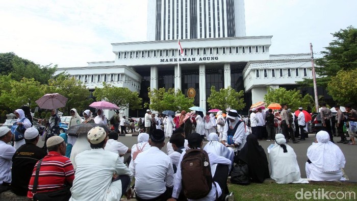 Korban penipuan First Travel berunjuk rasa di depan gedung MA. Mereka meminta aset First Travel dikembalikan negara agar tetap dapat berangkat ke Tanah Suci.