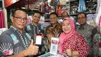 Hadir dalam acara tersebut Direktur Teknologi & Operasional Bank DKI, Priagung Suprapto bersama Direktur Usaha & Pengembangan PD Pasar Jaya, Anugerah Esa saat berbincang bersama pedagang di pasar Sunan Giri usai melakukan peresmian kantor layanan Bank DKI Sunan Giri, Jakarta (29/11). Foto: dok. Bank DKI