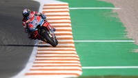 Runner-up dua musim terakhir, Andrea Dovizioso, adalah juara dunia kelas 125cc pada 2004 silam. Rider Ducati ini masih berupaya meraih titel juara dunia di kelas primer. (Foto: Mirco Lazzari gp/Getty Images)