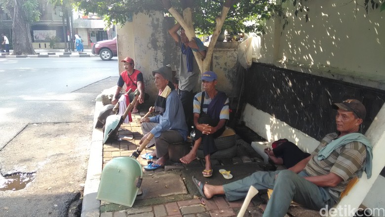 Kuli Sindang Menggali Jakarta Setengah Abad, Mampukah Bertahan? Kuli Sindang Menggali Jakarta Setengah Abad, Mampukah Bertahan?