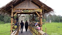 Puri Mataram di Dusun Drono, Tridadi, Sleman. Untuk masuk ke wahana taman bunga, traveler harus membayar dulu sebesar Rp 10 ribu per orang. (Pradito/detikTravel)