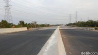Agus menjelaskan progres pembangunan proyek Tol Paspro, sudah masuk di rencana pengerjaan seksi 4 , yakni jalur Tol yang menghubungkan Kecamatan Leces-Gending.