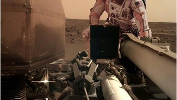 Matt Damon senang ada teman walaupun robot. Foto: Twitter