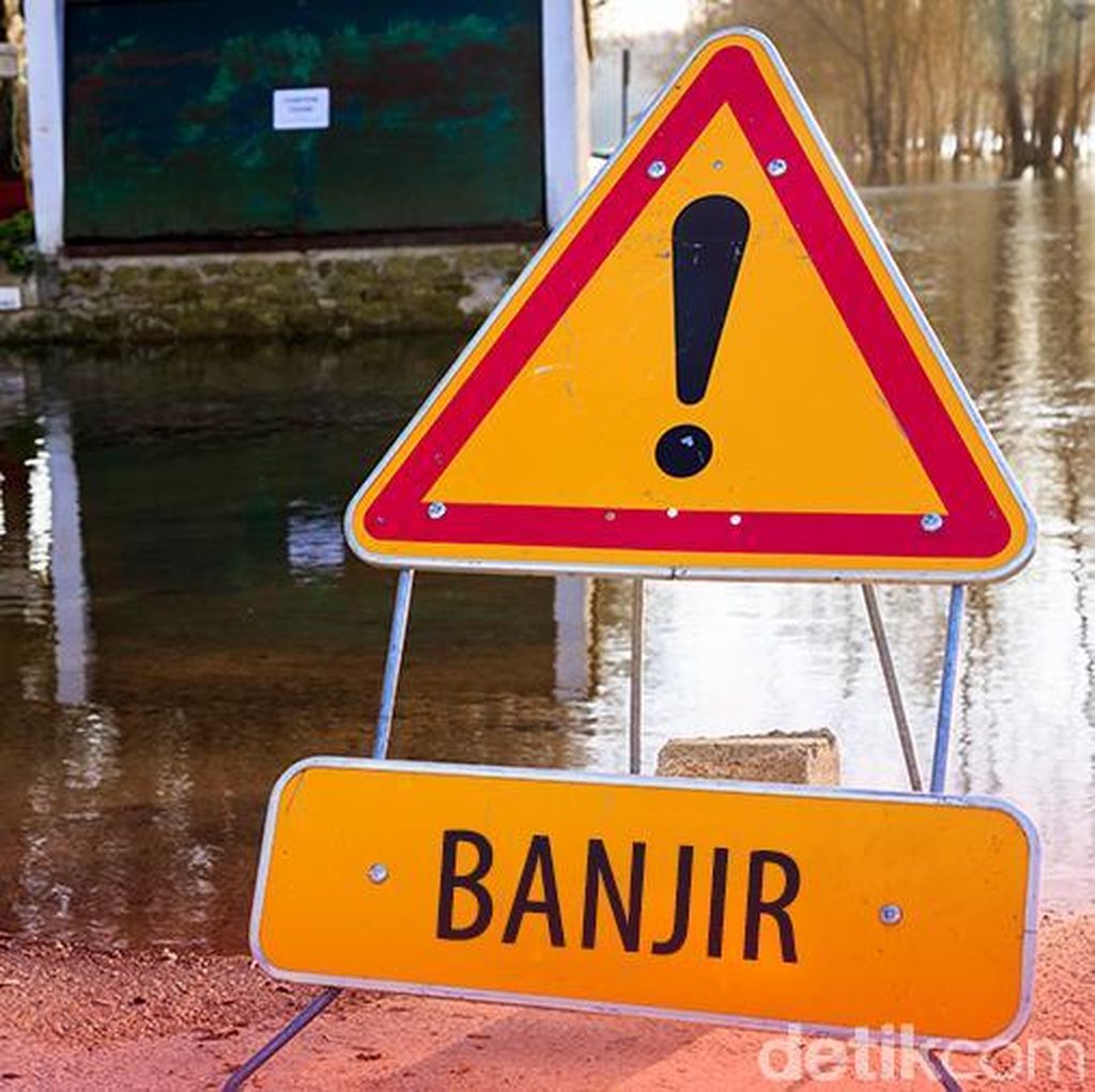 Karung Tanggul Jebol, RW 06 Jati Padang Banjir 30-50 Cm