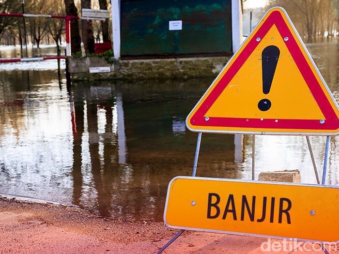 Ilustrasi Jalan tertutup akibat banjir (Andhika-detikcom) Ilustrasi Jalan tertutup akibat banjir, pengalihan arus akibat banjir, awas banjir