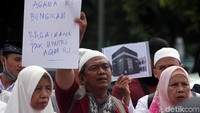 Aksi unjuk rasa itu dilakukan untuk menuntut aset First Travel yang dirampas negara dikembalikan, agar mereka bisa berangkat ke Tanah Suci.
