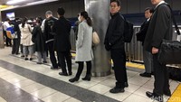 Foto ini diambil saat jam sibuk di salah satu kereta subway di Jepang. Meski ramai, tapi antrean tetap tertib. Foto: Eduardo Hasian Simorangkir