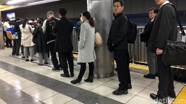 Antrean penumpang di peron Stasiun Yokohama, Jepang