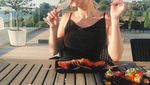 Manis Banget! Ini Zara Larsson Saat Menikmati Minuman Favoritnya