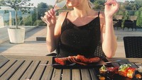 Minum wine ala Zara makin lengkap nih dengan sushi dan seafood di depannya. Kira-kira makanan apa ya yang paling disukai wanita 20 tahun ini? Foto: Instagram zaralarsson