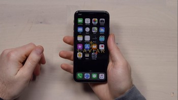 Untuk ponselnya sendiri, tidak ada yang berubah di dalamnya. Hanya logo Caviar terpampang sebagai gambar latar. Foto: YouTube/Unbox Therapy