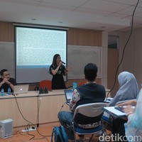 Caranya adalah dengan berjualan di Instagram. Maia mengatakan hanya memasarkan dan menjual produknya secara online karena dianggap lebih efektif. Apalagi kebanyakan pelanggannya adalah wanita yang menurut Maia banyak bermain media sosial. Foto: Rahmi Anjani/Wolipop