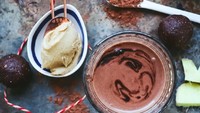 Yang ini spesial banget. Hot chocolate dipadu dengan selai kacang, jahe bubuk dan kayu manis bubuk. Sluurp! Foto: Instagram @healthy_twist