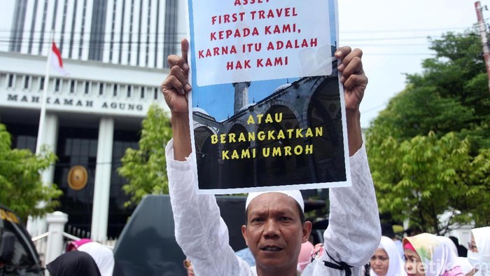 Korban penipuan First Travel berunjuk rasa di depan gedung MA. Mereka meminta aset First Travel dikembalikan negara agar tetap dapat berangkat ke Tanah Suci.