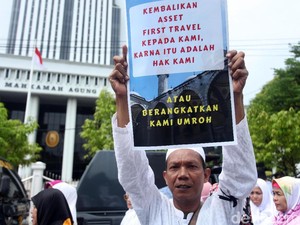 Asa Jemaah Korban First Travel di Pundak Jaksa