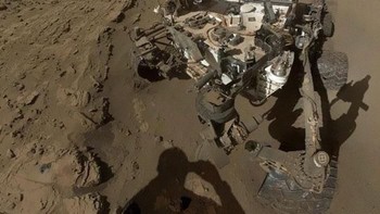 Ternyata da manusia yang menjepretnya. Di gambar ini sebenarnya bukan robot InSight melainkan robot Opportunity yang juga ada di Mars. Foto: Twitter