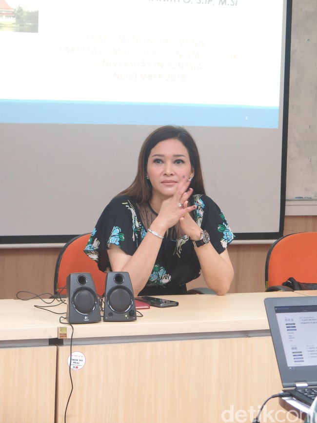 Sebagai dosen tamu, Maia cukup atraktif dalam menjelaskan pengalamannya terkait branding yang dipelajar dalam mata kuliah tersebut. Dengan gaya khasnya, ibu dari Al, El, dan Dul berhasil menarik para mahasiswa. Mereka pun aktif melontarkan pertanyaan pada Maia. Foto: Rahmi Anjani/Wolipop