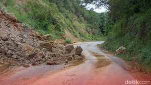 Hujan-Angin Kencang di Bogor, Dinding Rumah Warga Jebol Dihantam Longsor